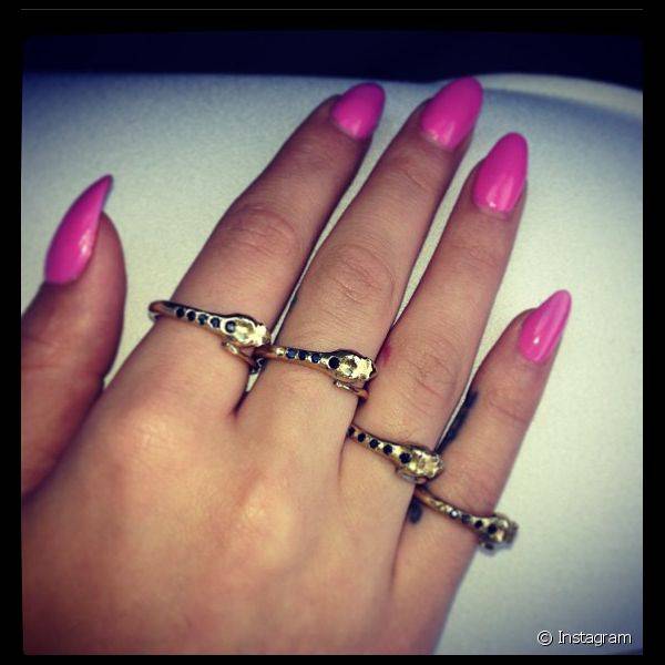 Em sua conta no Instagram, ela vive divulgando as unhas com diferentes cores 